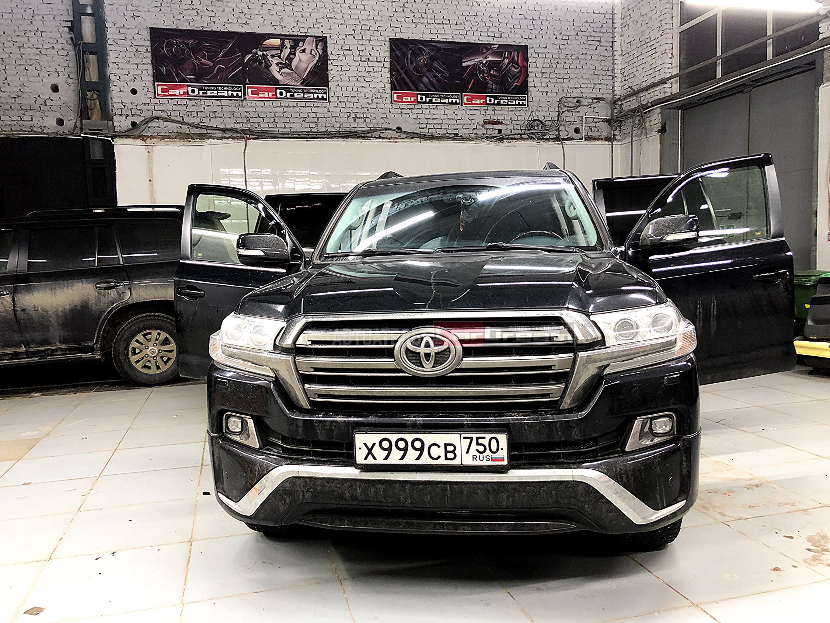 Перетяжка салона Toyota Land Cruiser 200 - 2017г.в под EXCALIBUR + Шумоизоляция + Декор салона под чёрный рояль.