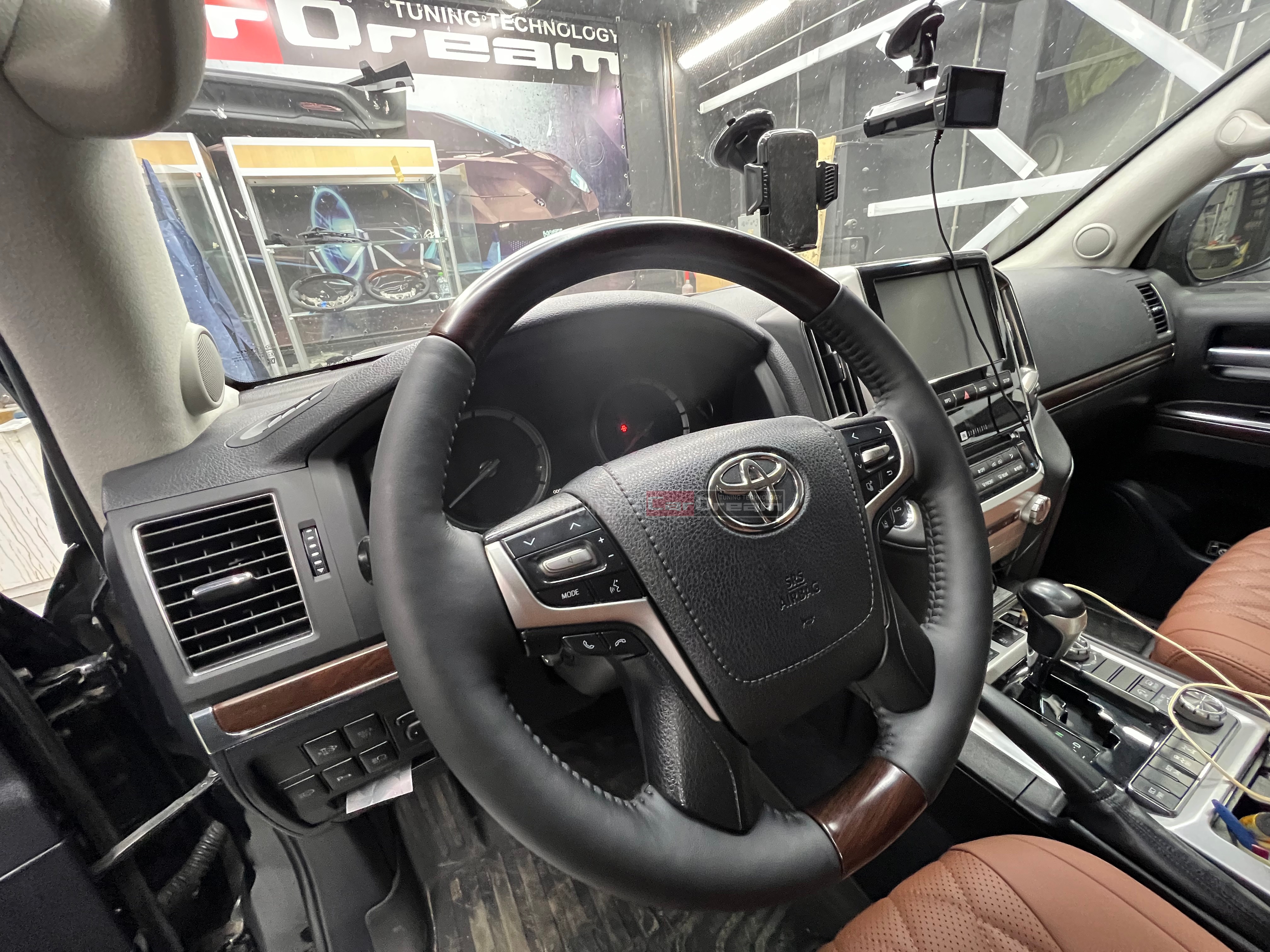 Перетяжка салона Toyota Land Cruiser 200 Brownstone под Excalibur