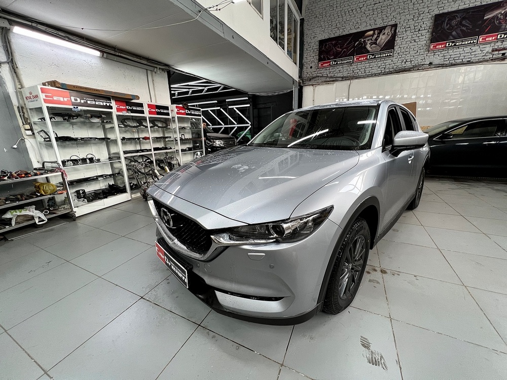 Перетяжка салона Mazda CX-5 II поколение с ткани на кожу с перфорацией.