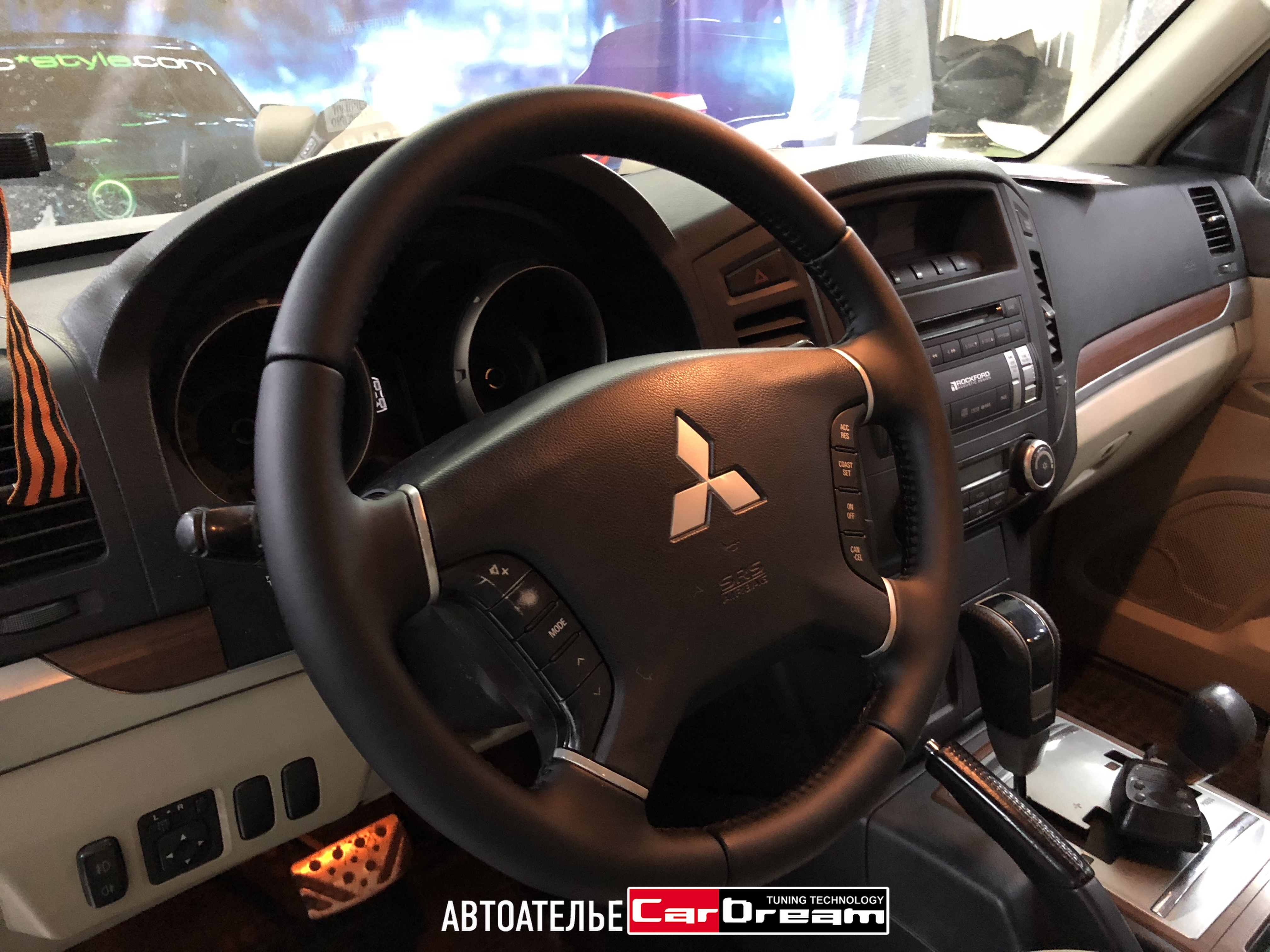 Перетяжка салона Mitsubishi Pajero IV кожей