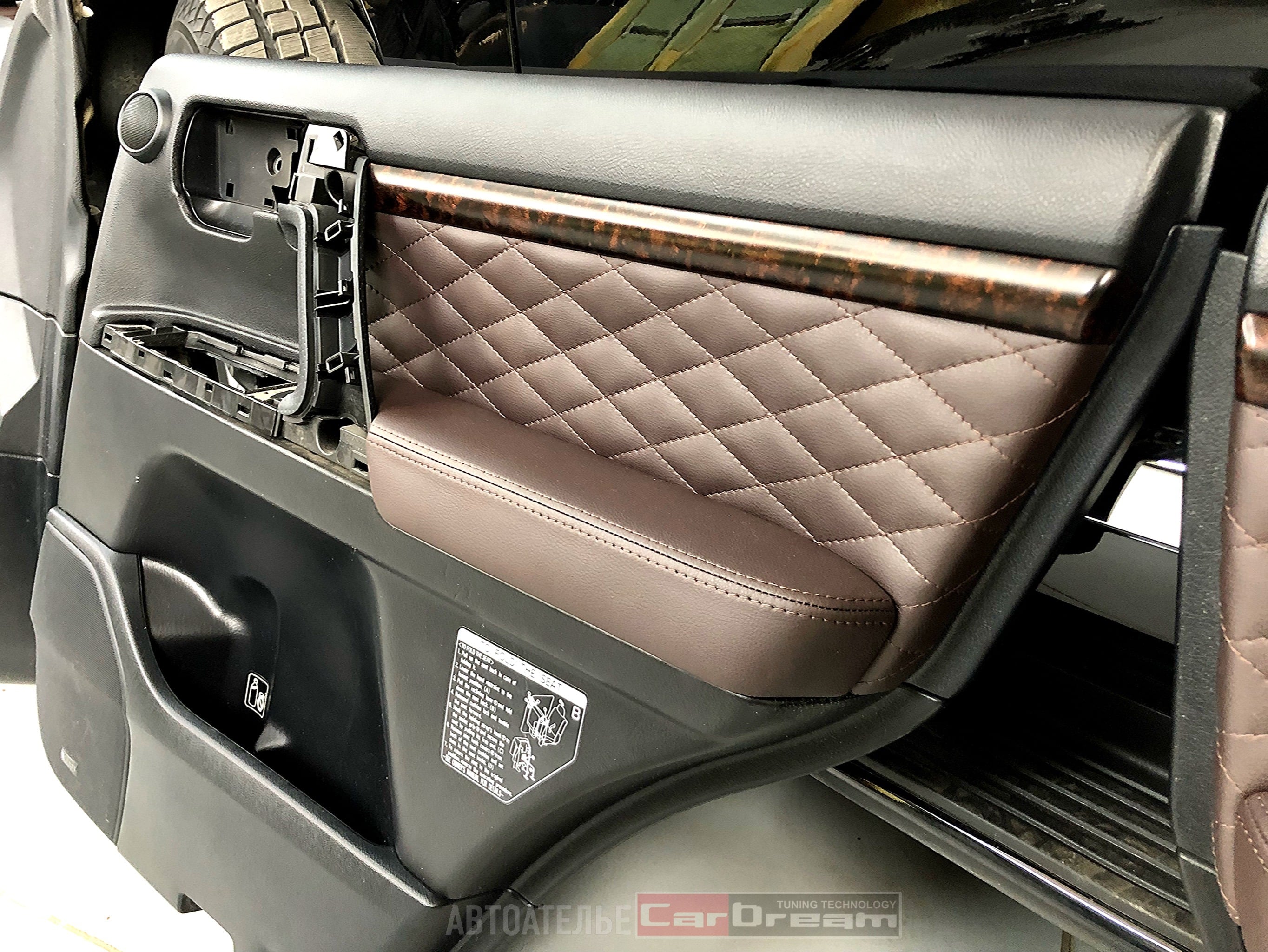 Перетяжка салона кожей Nappa Chocolate Toyota Land Cruiser 200 под стиль Lexus LX570